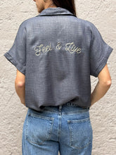 Cargar imagen en el visor de la galería, Camisa Feel &amp; Live
