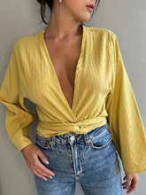 Cargar imagen en el visor de la galería, Blusa Bali Nudo Mostaza 4 en 1
